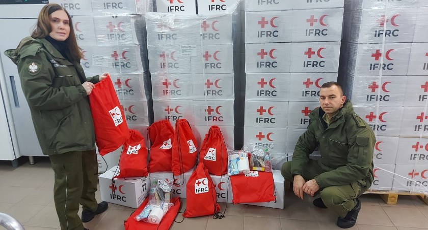 Zdjęcie strażników granicznych przy dostawie pomocy humanitarnej od PCK/ SG