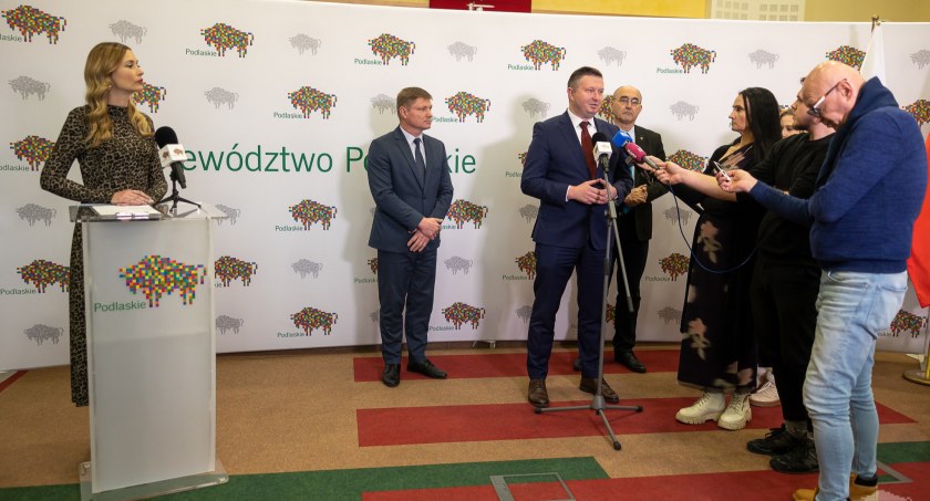 Zdjęcie z konferencji dotyczącej przyznania dotacji powiatowi białostockiemu na e-usługi/ podlaskie.eu