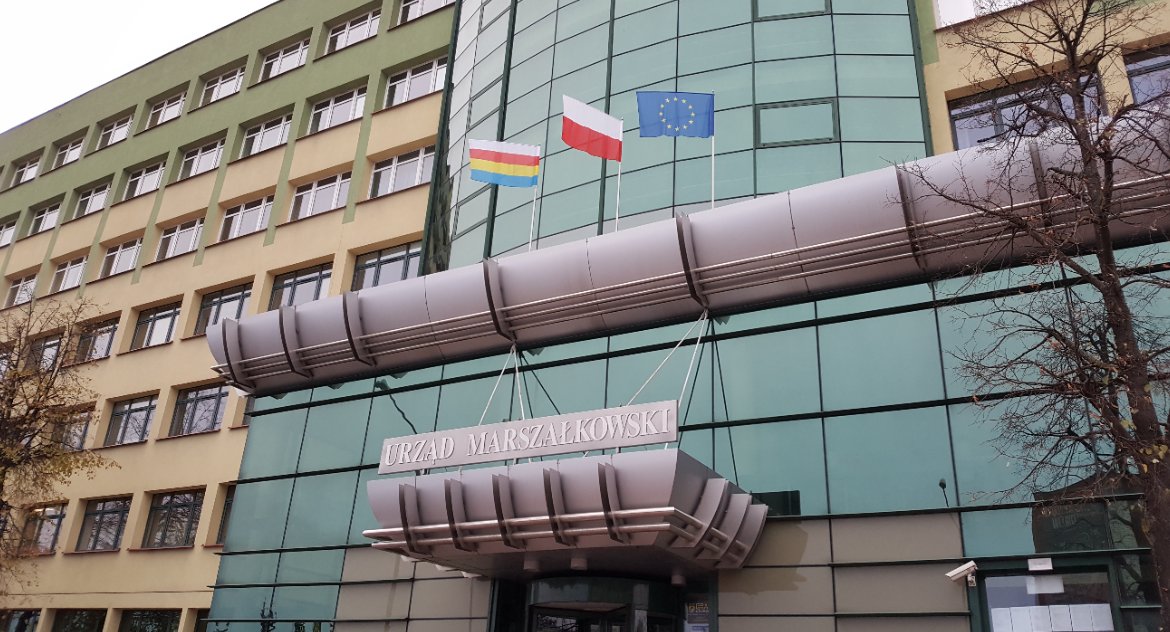 Zdjęcie wejścia do budynku urzędu marszałkowskiego/ DDB