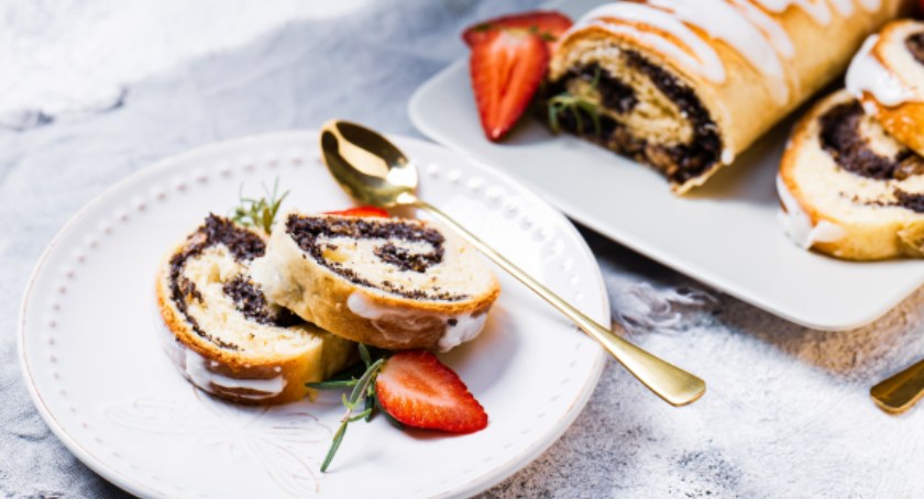 Zdjęcie strucli makowej na talerzu