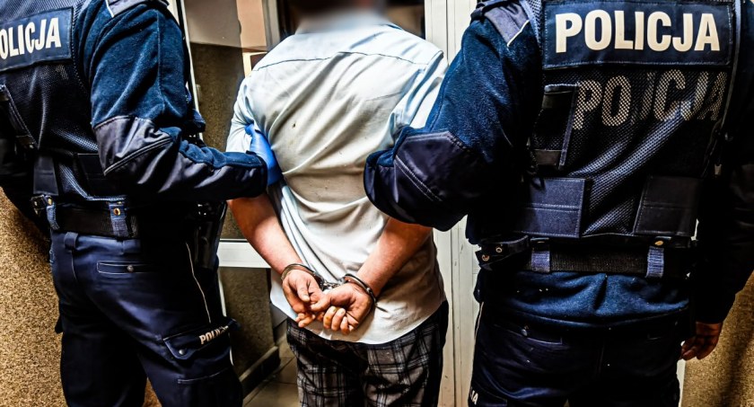 Zdjęcie policjantów trzymających jednego z podejrzanych o rozbój/ podlaska,policja.gov.pl