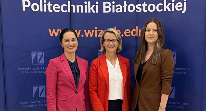 Zdjęcie trzech kobiet naukowców z Politechniki Białostockiej/ Danuta Szpilko/ Wydział Inżynierii Zarządzania Politechniki Białostockie