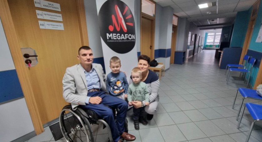 Tomasz Piesiecki z uczestniczką warsztatów i dziećmi
