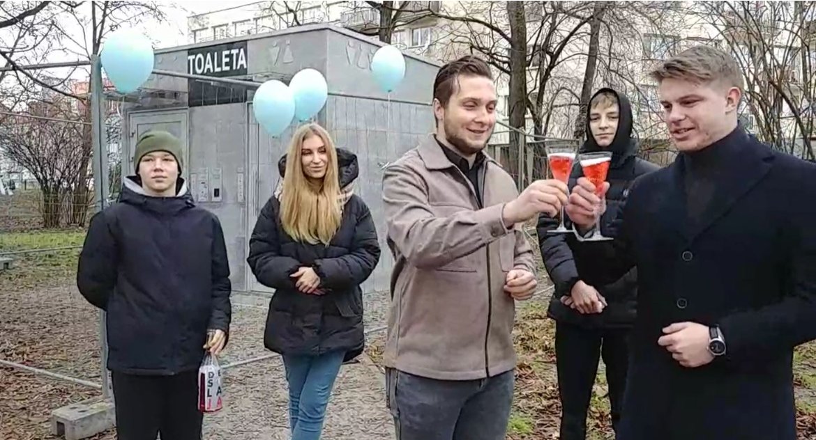 Zdjęcie z powitania nowego roku pod szaletem miejskim, który nie działa/ DDB