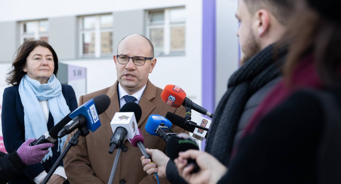 Zdjęcie marszałka Artura Kosickiego i dyrektor szpitala UDSK/ podlaskie.eu