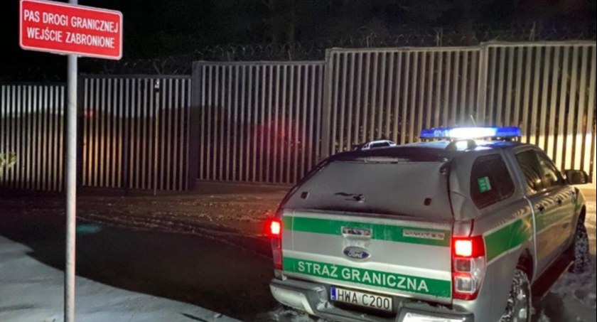 Zdjęcie pojazdu Straży Granicznej pod zaporą oddzielającą od Białorusi/ SG
