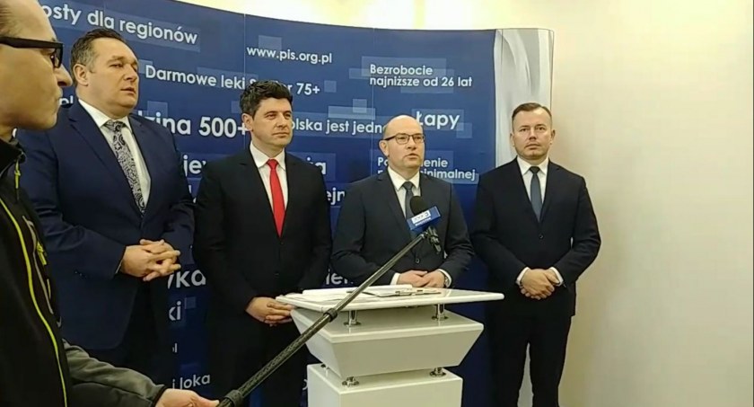 Zdjęcie z konferencji prasowej polityków Prawa i Sprawiedliwości. Od lewej: Piotr Rećko, Mariusz Gromko, Artur Kosicki, Henryk Dębowski