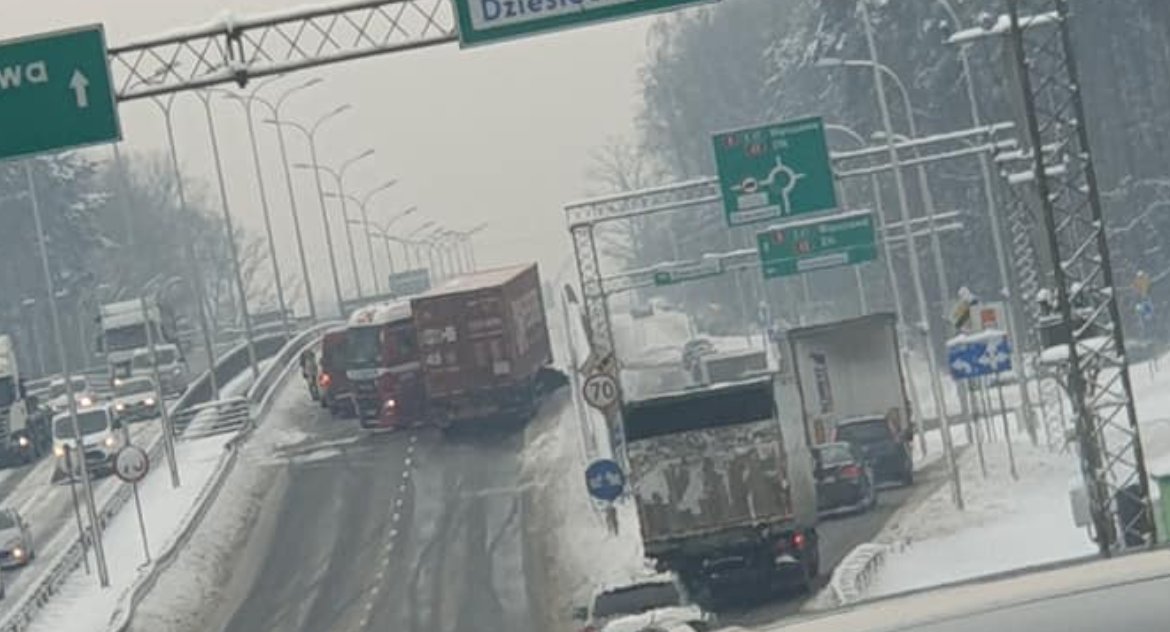 Zdjęcie kolizji drogowej na ulicy w Białymstoku/ Facebook.com Kolizyjne Podlasie