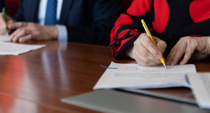 Zdjęcie osób podpisujących dokumenty/ podlaskie.eu