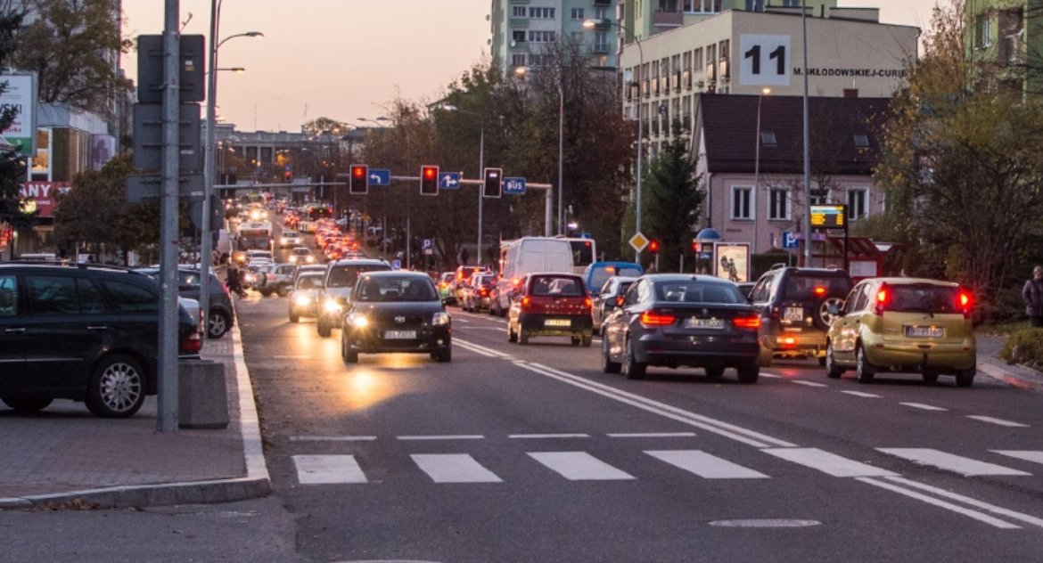Zdjęcie samochodów jadących po ulicy Skłodowskiej - Curie w Białymstoku/ DDB