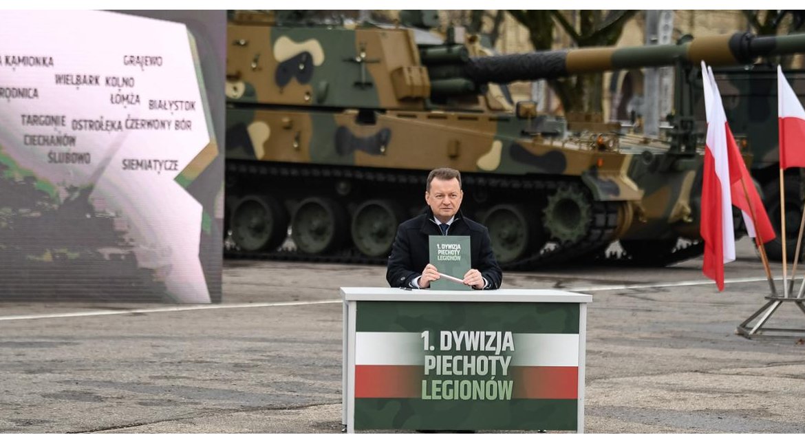 Zdjęcie wicepremiera Mariusza Błaszczaka i żołnierzy w jednostce wojskowej w Białymstoku/ MON