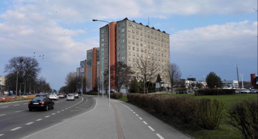 Zdjęcie budynku z napisem 