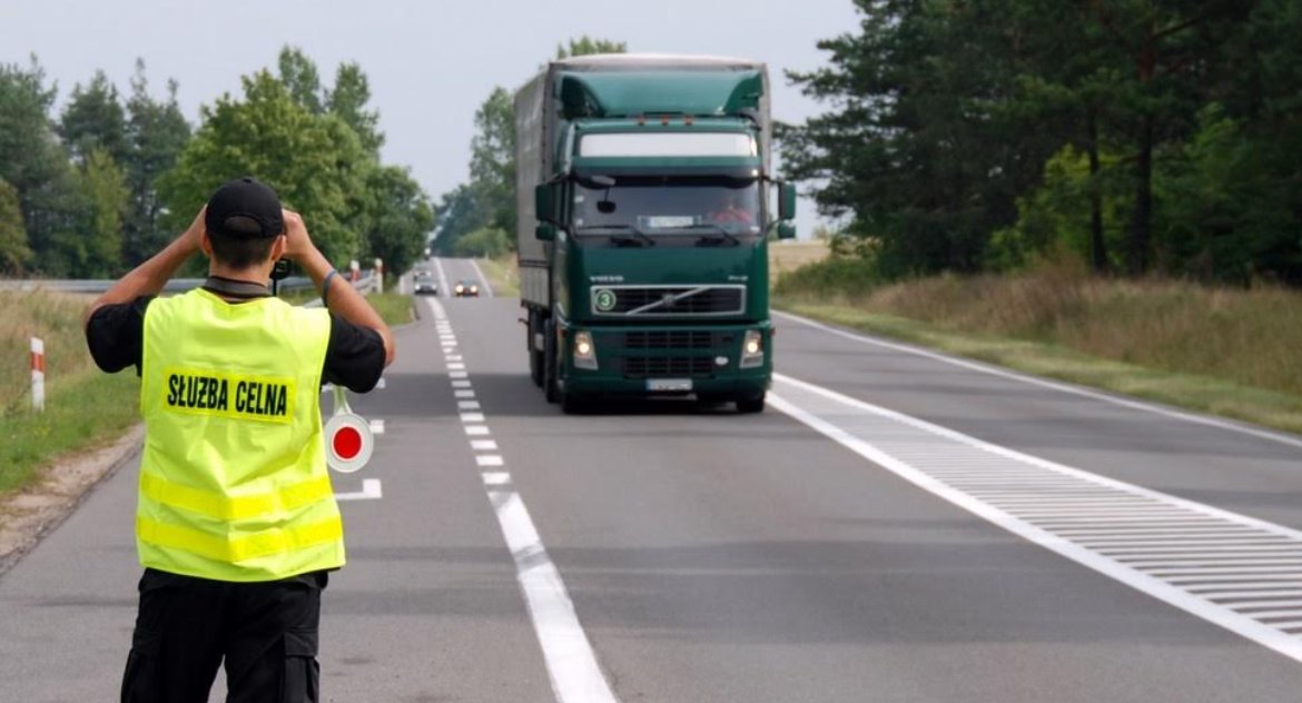 Zdjęcie celnika przy ulicy/ KAS