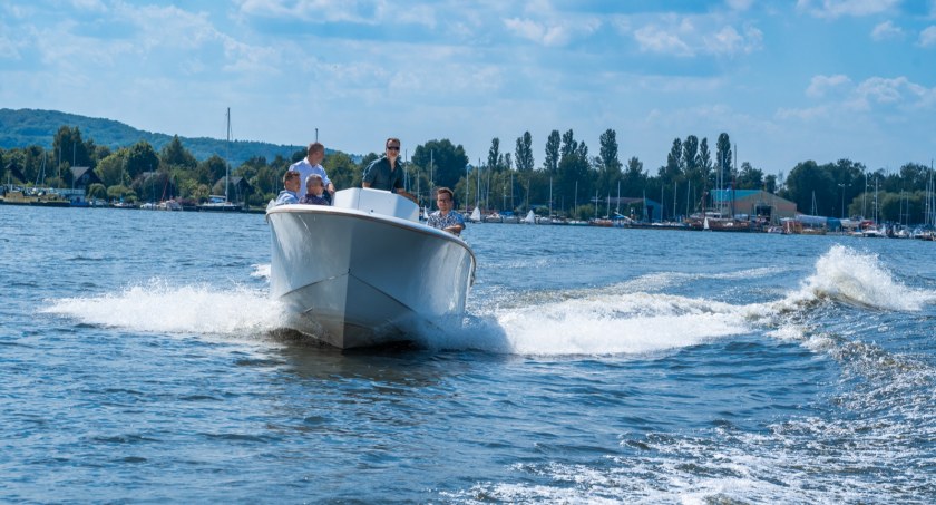 Zdjęcie turystów na łodzi motorowej