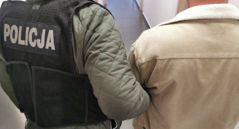 Zdjęcie policjantów prowadzących zatrzymanego mężczyznę/ podlaska.policja.gov.pl