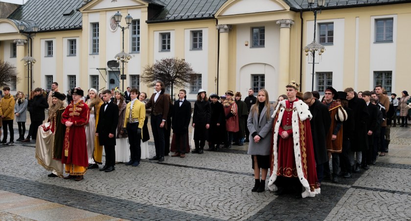 Zdjęcie maturzystów tańczących poloneza na Rynku Kościuszki w Białymstoku/ bialystok.pl