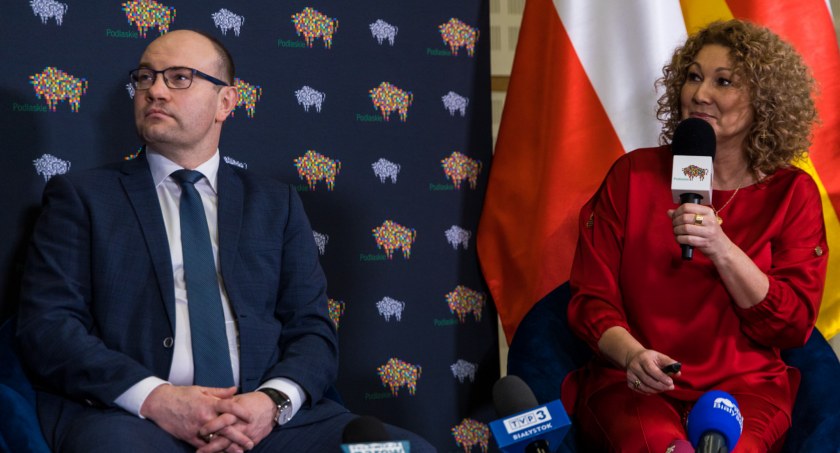 Zdjęcie marszałka Artura Kosickiego i dyrektor departamentu współpracy z zagranicą/ podlaskie.eu