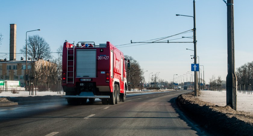 Zdjęcie pojazdu Straży Pożarnej jadącego po ulicy/ DDB