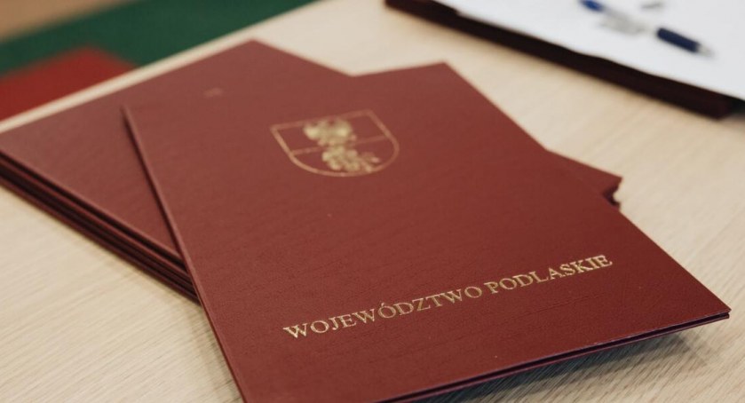 Zdjęcie teczek leżących na stole/ podlaskie.eu
