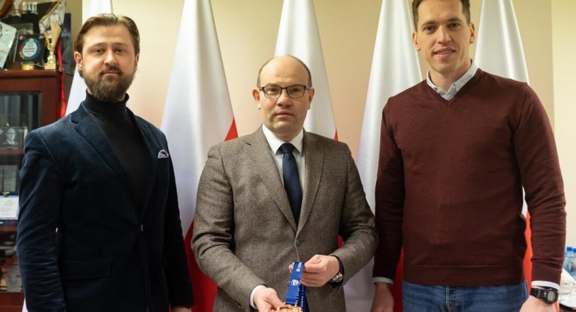Zdjęcie przedstawicieli Lowlanders z marszałkiem województwa podlaskiego/ podlaskie.eu