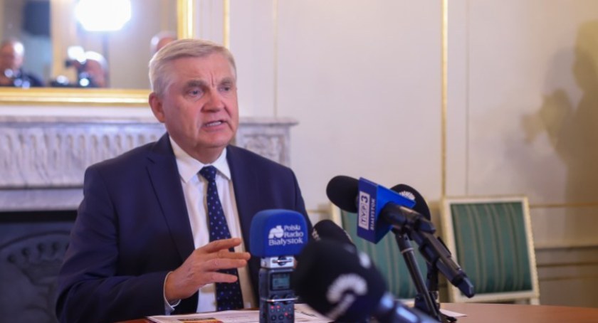 Zdjęcie Tadeusza Truskolaskiego na konferencji prasowej/ bialystok.pl