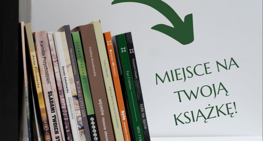Zdjęcie książek ustawionych na półce/ PIK