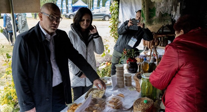 Zdjęcie marszałka Artura Kosickiego na festiwalu Kół Gospodyń Wiejskich/ wrotapodlasia.pl