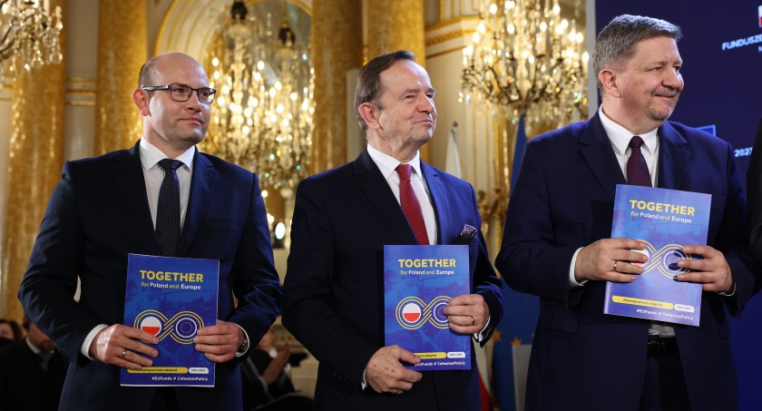 Zdjęcie marszałka województwa podlaskiego Artura Kosickiego w gronie innych marszałków województw podczas uroczystości przekazania środków unijnych z perspektywy 2021-2027