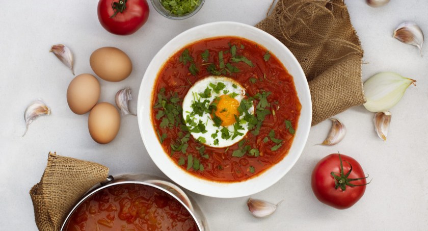 Zdjęcie zupy pomidorowej w talerzu
