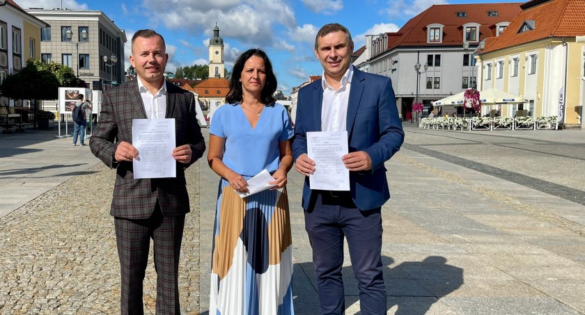 Zdjęcie radnych PiS. Od lewej: Henryk Dębowski, Katarzyna Ancipiuk, Jacek Chańko