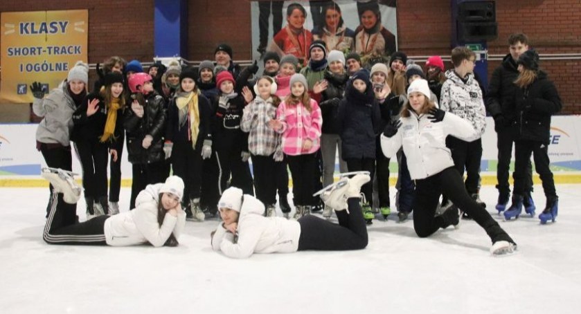 Zdjęcie uczestników ferii zimowych na lodowisku w Białymstoku/ BOSiR