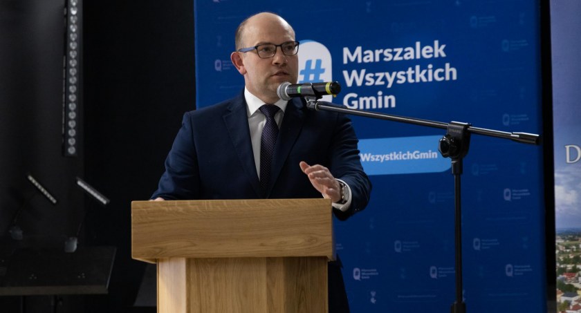 Zdjęcie marszałka Artura Kosickiego podczas spotkania w Dąbrowie Białostockiej/ podlaskie.eu
