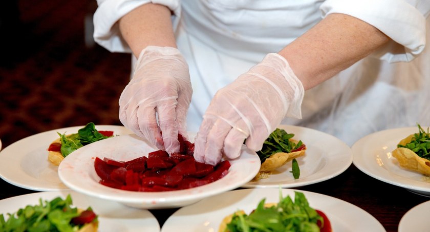 Zdjęcie osoby przygotowującej danie w restauracji/ Pixabay.com