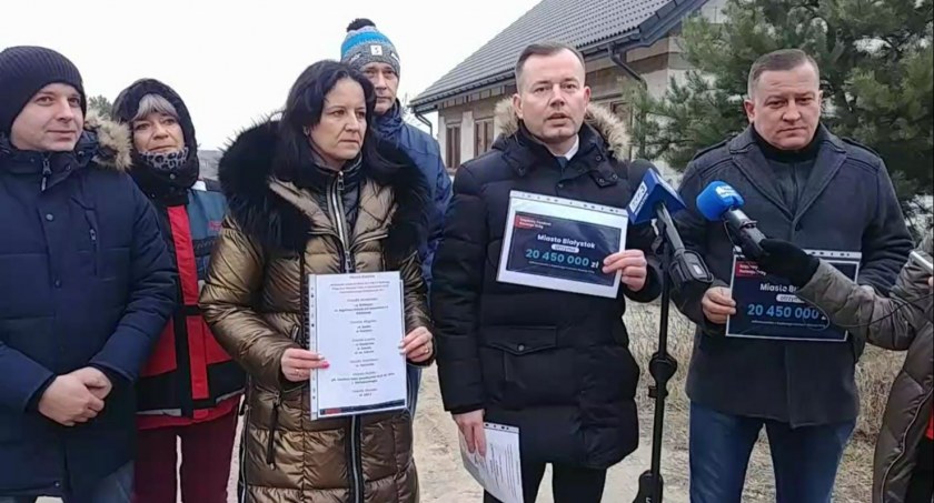 Zdjęcie radnych PiS z mieszkańcami osiedla Zawady na ulicy Kiemliczów w Białymstoku/ DDB