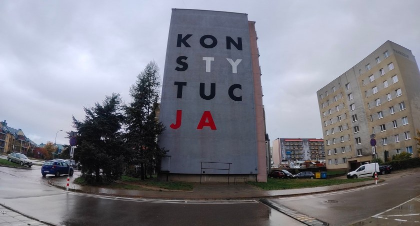 Zdjęcie bloku komunalnego w Białymstoku z muralem na elewacji/ DDB