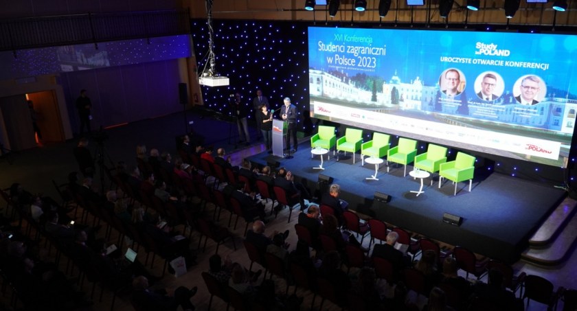 Zdjęcie z konferencji poświęconej studiowaniu w Białymstoku/ Wojciech Więcko