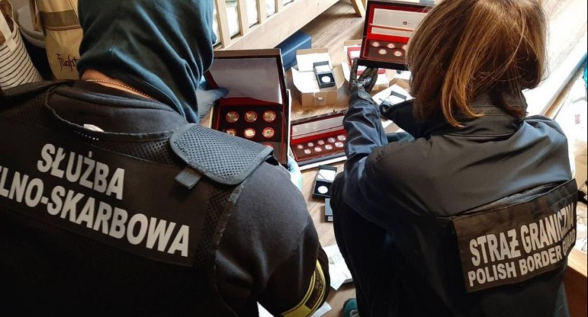 Zdjęcie funkcjonariuszy zabezpieczających ujawnione w wyniku przestępstwa przedmioty i pieniądze/ SG