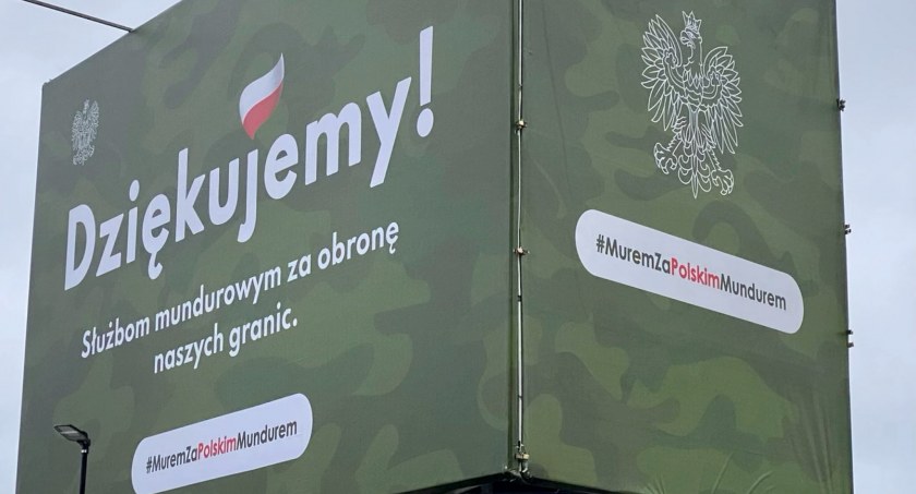 Zdjęcie bilbordu z podziękowaniami służbom mundurowym za obronę polskiej granicy/ Twitter.com Artur Kosicki