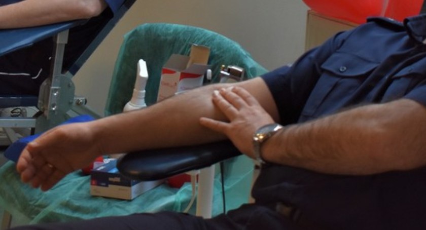 Zdjęcie mężczyzny oddającego krew/ podlaska.policja.gov.pl