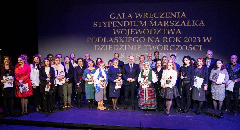 Zdjęcie stypendystów artystycznych marszałka województwa podlaskiego/ podlaskie.eu