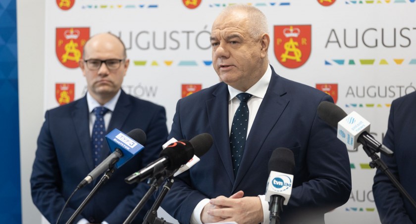 Zdjęcie wicepremiera Jacka Sasina i marszałka województwa podlaskiego Artura Kosickiego/ podlaskie.eu