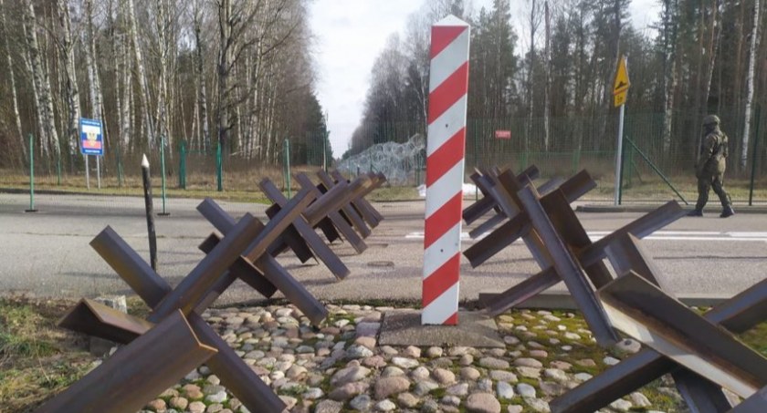 Zdjęcie zasieków na granicy z obwodem kaliningradzkim/ Twitter.com Mariusz Błaszczak