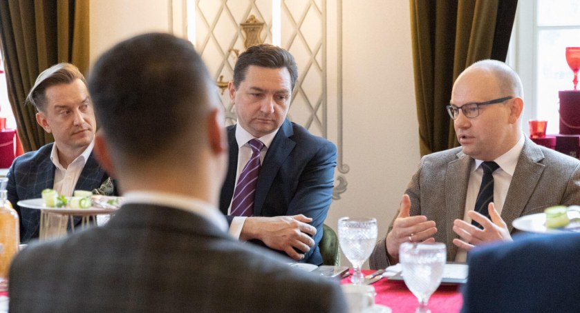 Zdjęcie marszałka województwa podlaskiego i przedsiębiorców siedzących przy stole/ podlaskie.eu