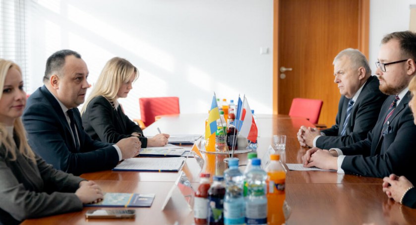 Zdjęcie ze spotkania przedstawicieli samorządu województwa podlaskiego z delegacją z Ukrainy w urzędzie marszałkowskim/ podlaskie.eu