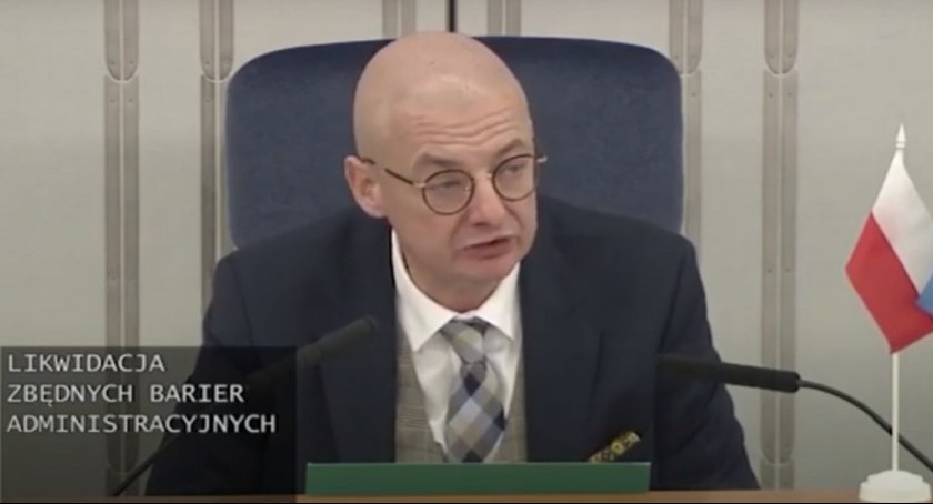 Michał Kamiński podczas posiedzenia Senatu 21 lutego 2023 r. / Zrzut ekranu - YouTube