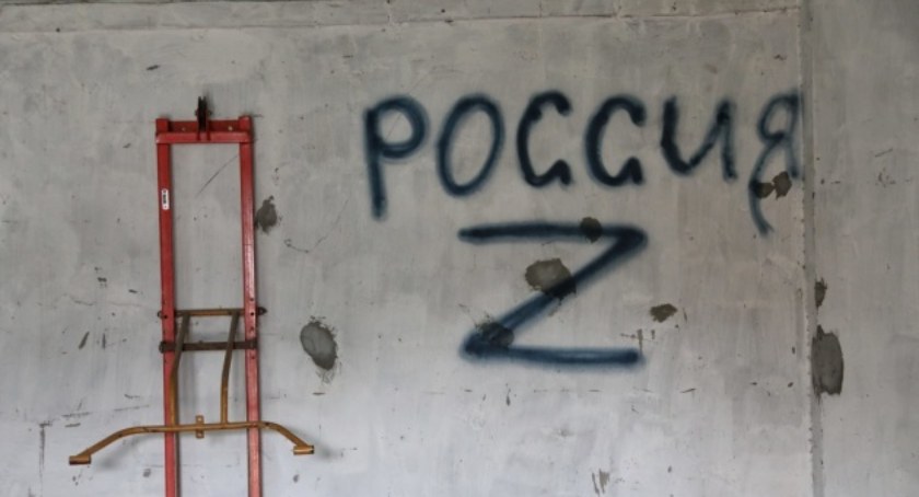 Zdjęcie wnętrza sali tortur zorganizowanej przez Rosjan na terenie Ukrainy/ Twitter.com Ukrinform