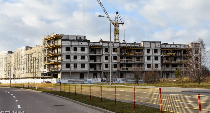 Zdjęcie budowanego bloku mieszkaniowego w Białymstoku/ bialystok.pl