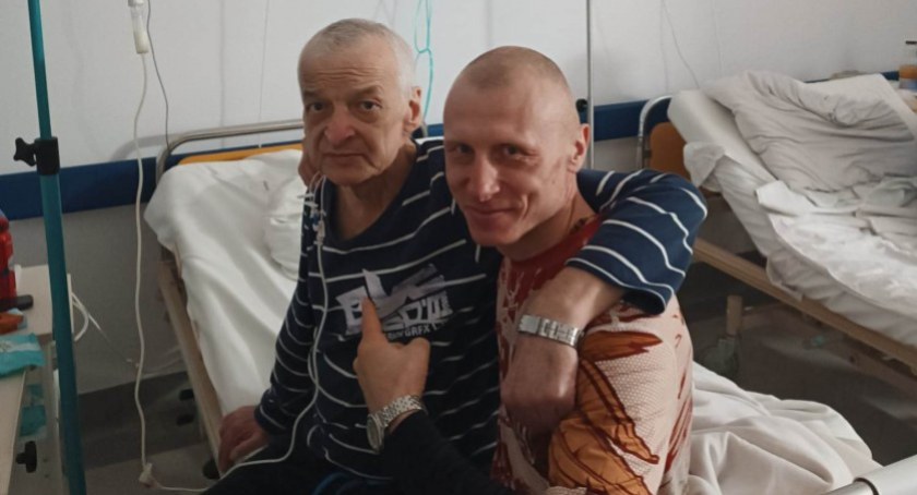 Robert Ciulkin (z prawej) podczas odwiedzin przebywającego w szpitalu znajomego