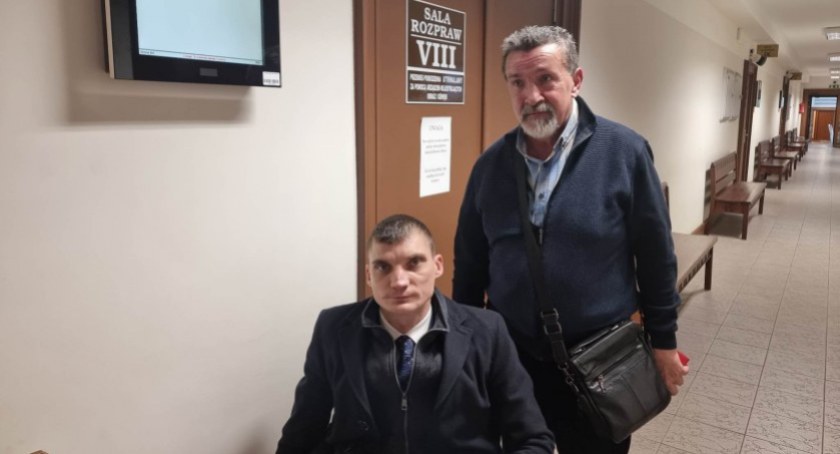Tomasz Piesiecki i Anatol Denisiuk przed salą rozpraw