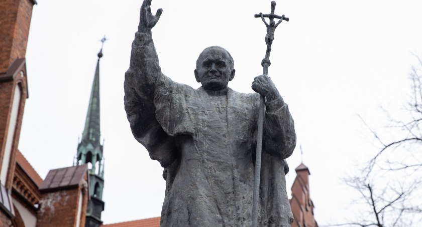 Zdjęcie pomnika Jana Pawła II pod białostocką katedrą/ wrotapodlasia.pl